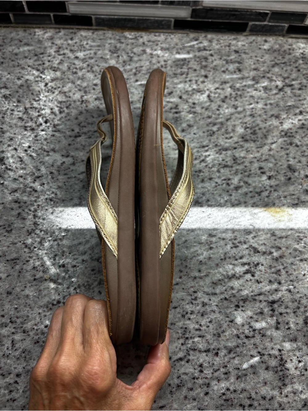 Olukai Women's Brown Leather Flip Flop Sandals with Gold Straps size 8 - Picture 5 of 8